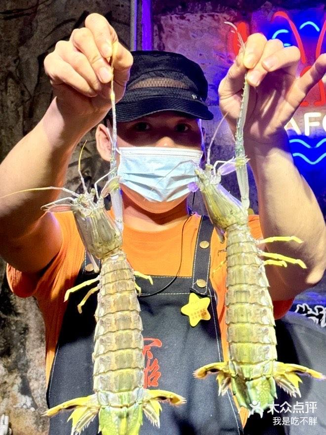 深圳排队2h起的超大皮皮虾