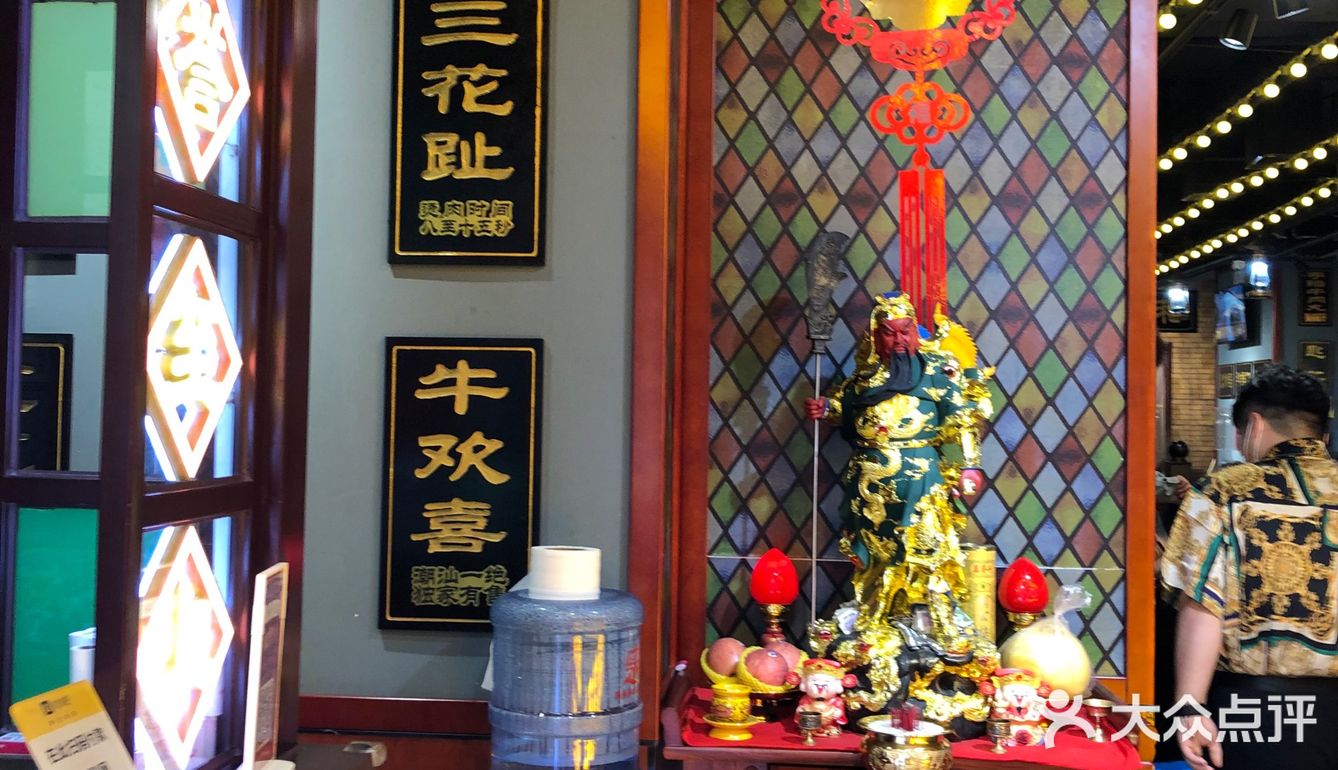 大桌不多，看上去附近的学生，上班族很多