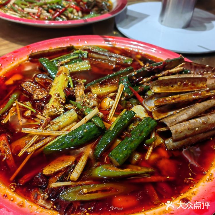 环境：没有包间，只有大堂和外摆，有点热