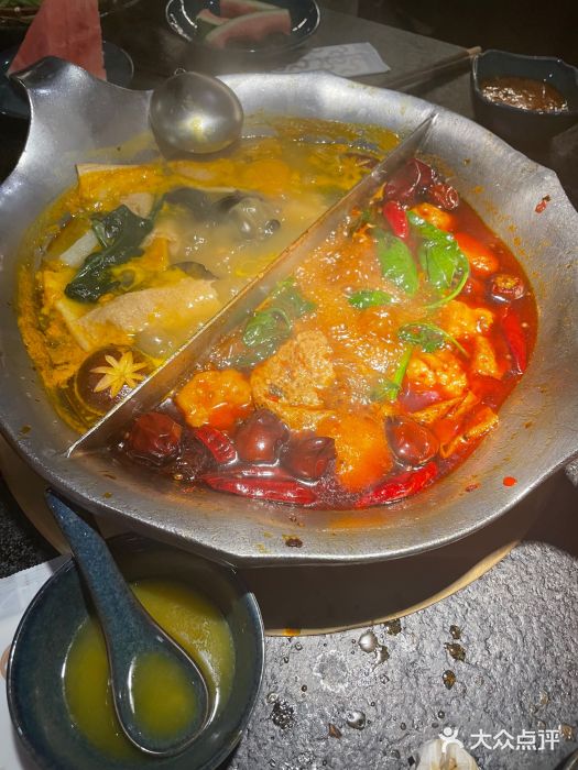 湊湊火锅·茶憩(世博大道店)台式麻辣花胶鸡鸳鸯锅图片