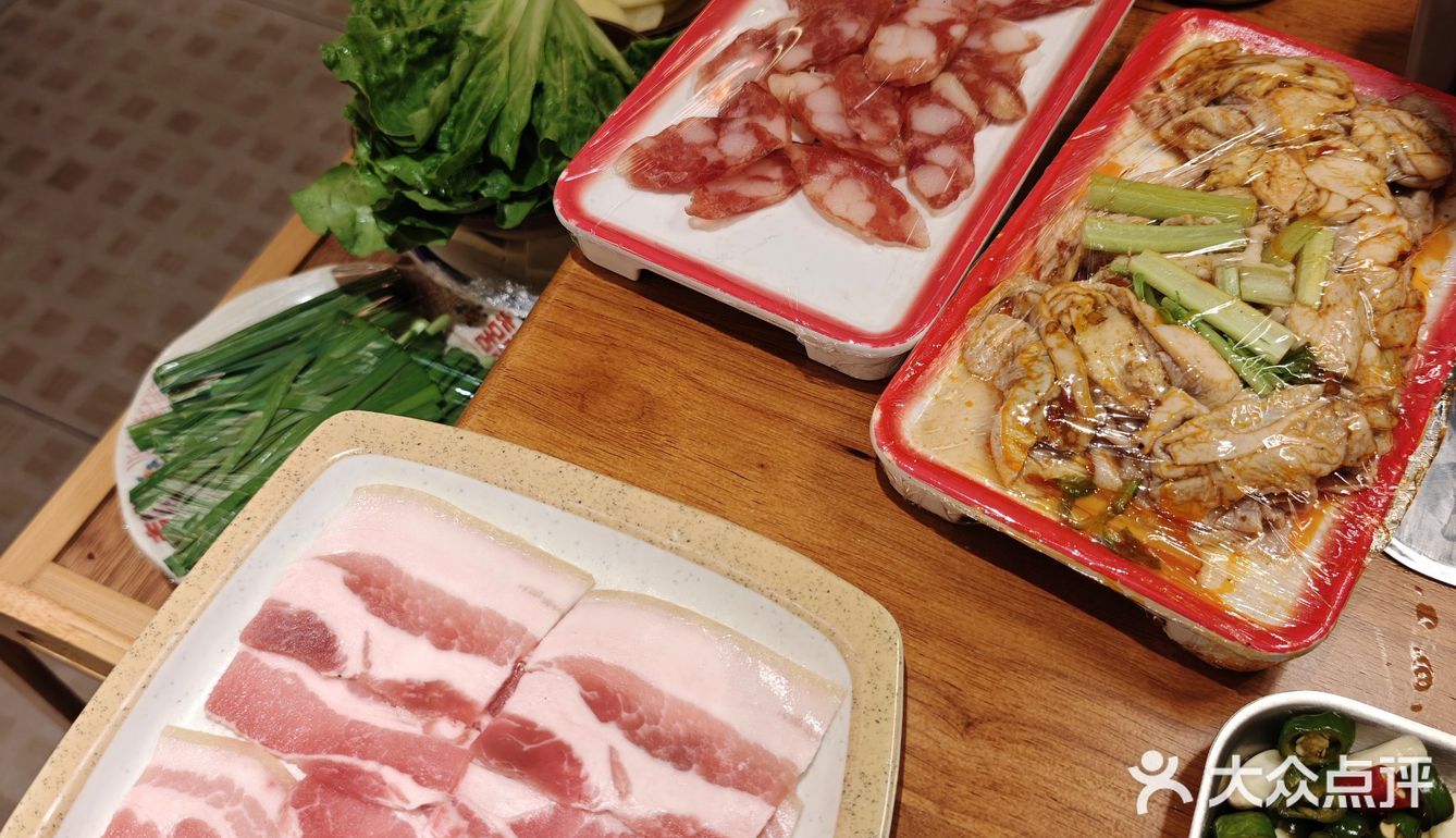 品尝烤肉美味