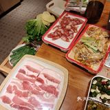 品尝烤肉美味