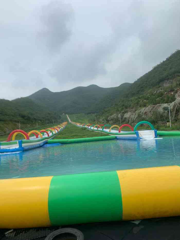 静之湖高山滑水乐园-"相当坑,小孩的手臂和腿脚被划的一道一道.