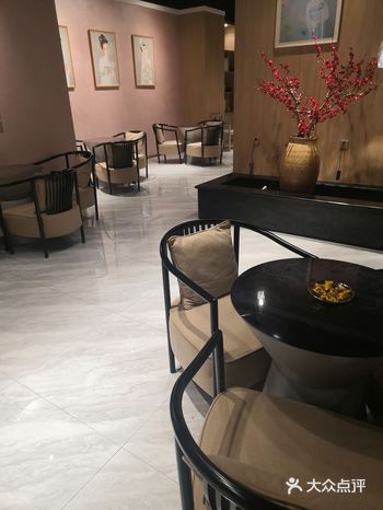 特别给我设计了一下适合我的妆面，好好看