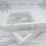客订简约情侣钻戒女戒:经典扭臂四爪，镂空戒托设计