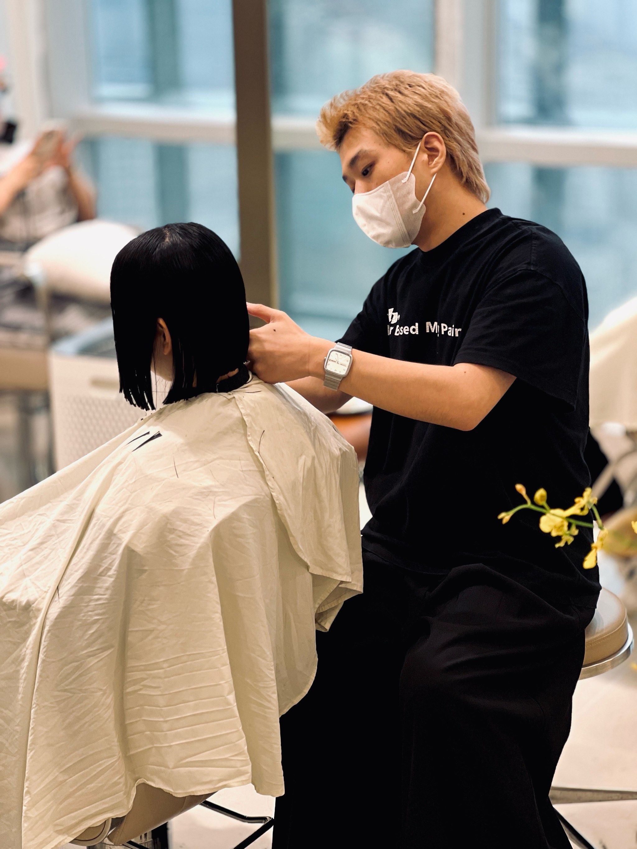 深圳认真工作的理发店工作者