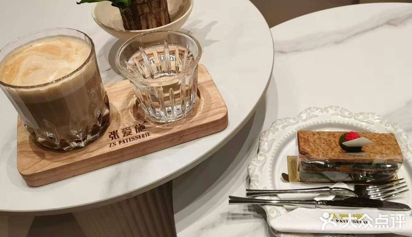 约上那个爱吃甜品和拍照的闺蜜[自拍]在小花园喝下午茶[调皮][咖啡]