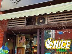-何兮花店·气球派对鲜花店(马桥银春路万科城店)