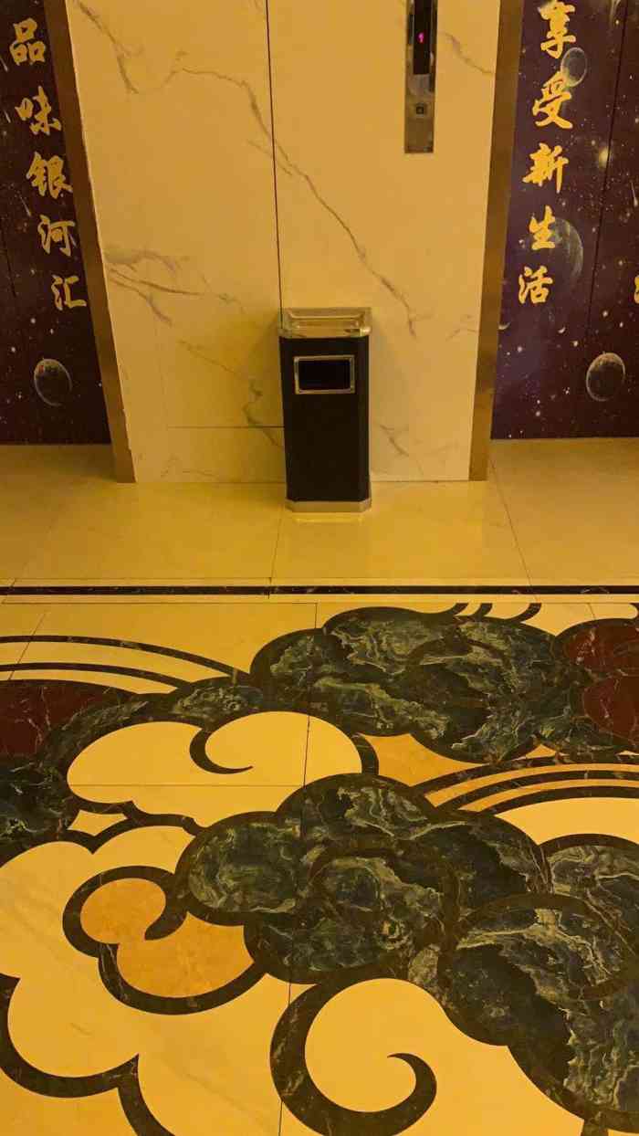 银河汇k歌沐足(松江店"跟我媳妇一起来享受下新店开业,跟一楼迎宾.
