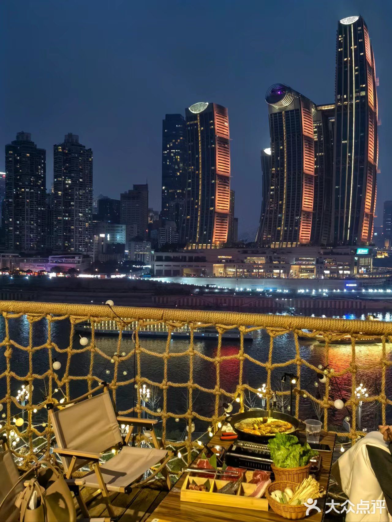 在南滨路绝美悬崖烤肉店