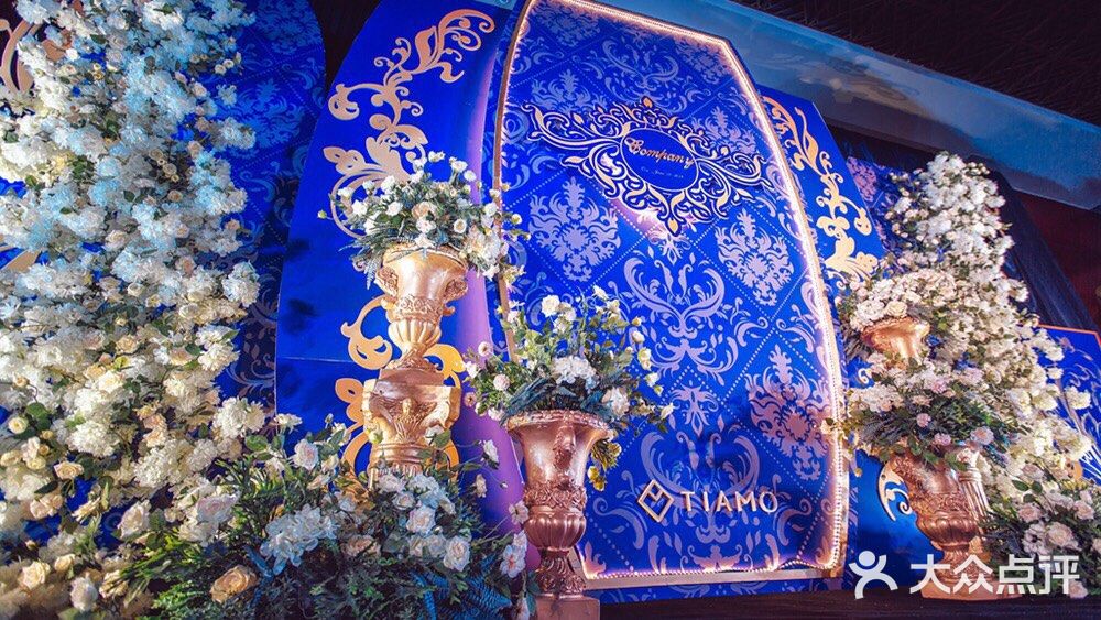 看看这场纯净蓝色与金色碰撞的婚礼布置现场