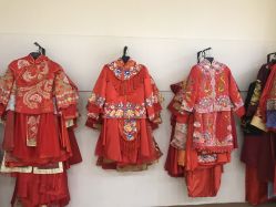 -觅白婚纱礼服馆