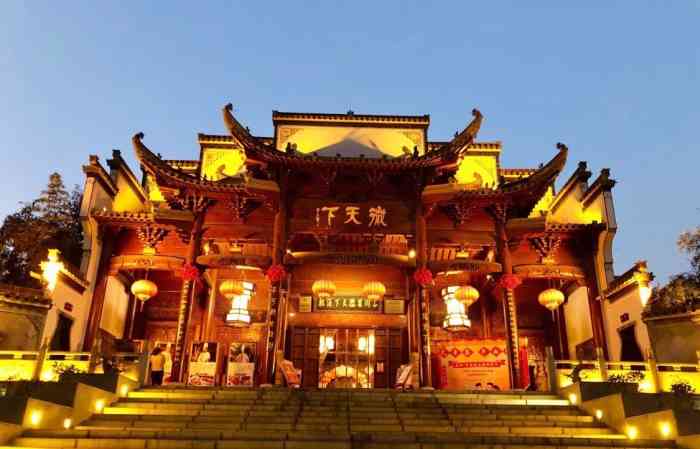 徽天下酒楼-"朋友宴请来的,整体建筑偏徽派古风,里面空.