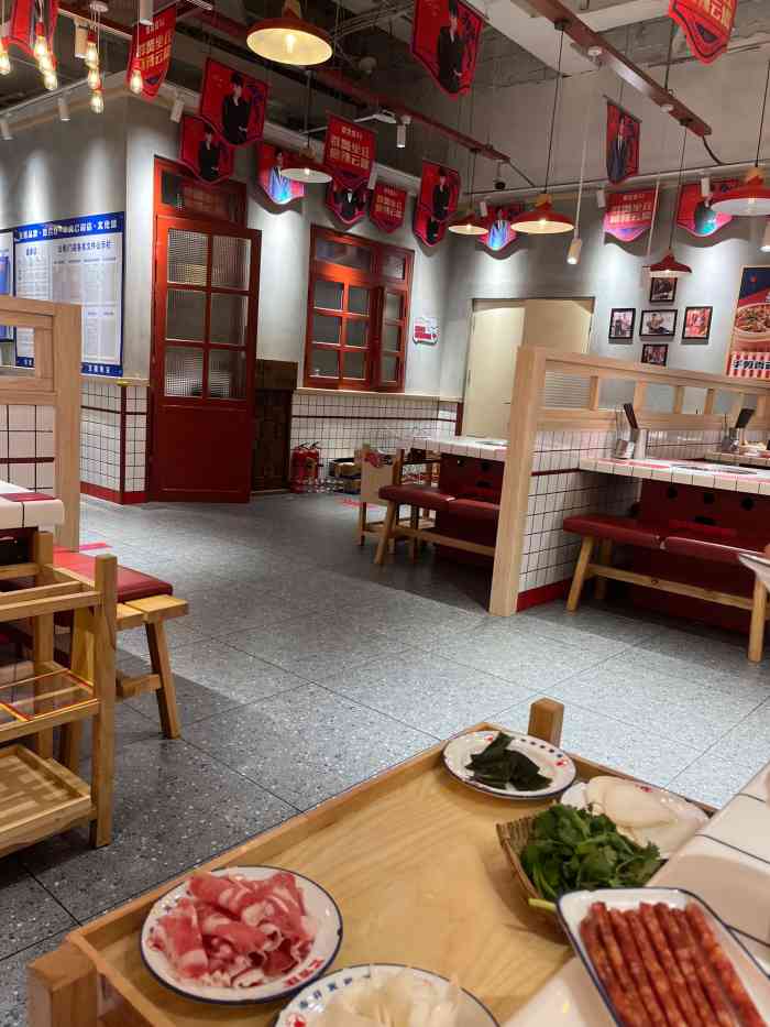 贤合庄卤味火锅(红博中央公园店)-"[薄荷]环境: 装修风格不多说,连锁