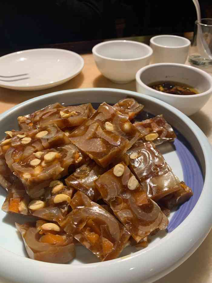 津味腊豆,可能只有本地人才会点这个菜吧,里边肉皮挺多,三合油调的