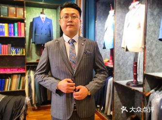 跟保守、千篇一律的纯色西装相比
