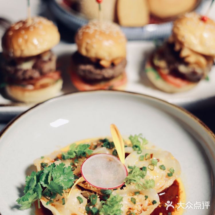 重庆探店｜一起去氛围感拉满高空酒吧吹吹秋天的风吧🌃