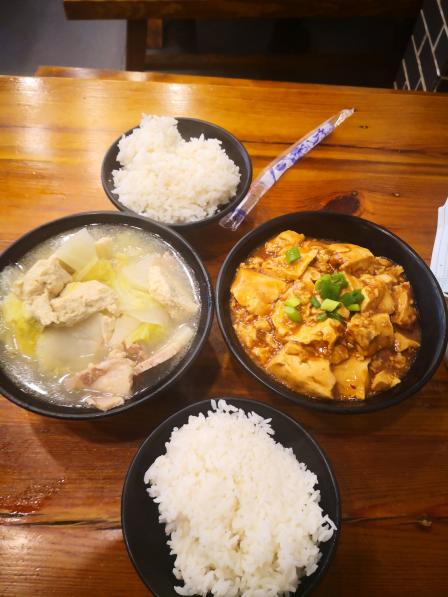 一排锅炖肉米饭(黄山路)-"好吃,亲民,实惠,非常的接地气!在东北.