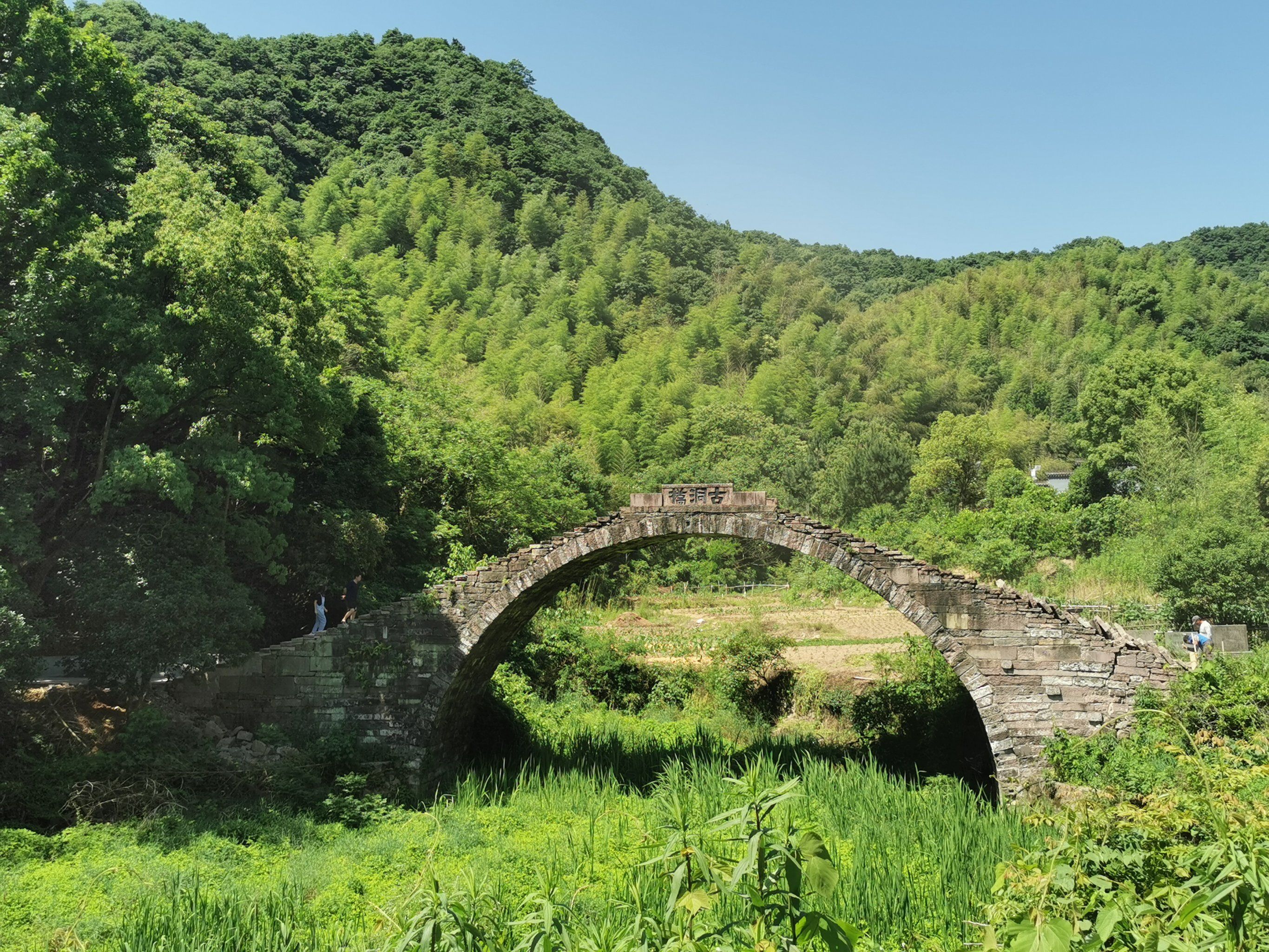古寺还在修建中,山脚下就是最近经常看到的古洞桥