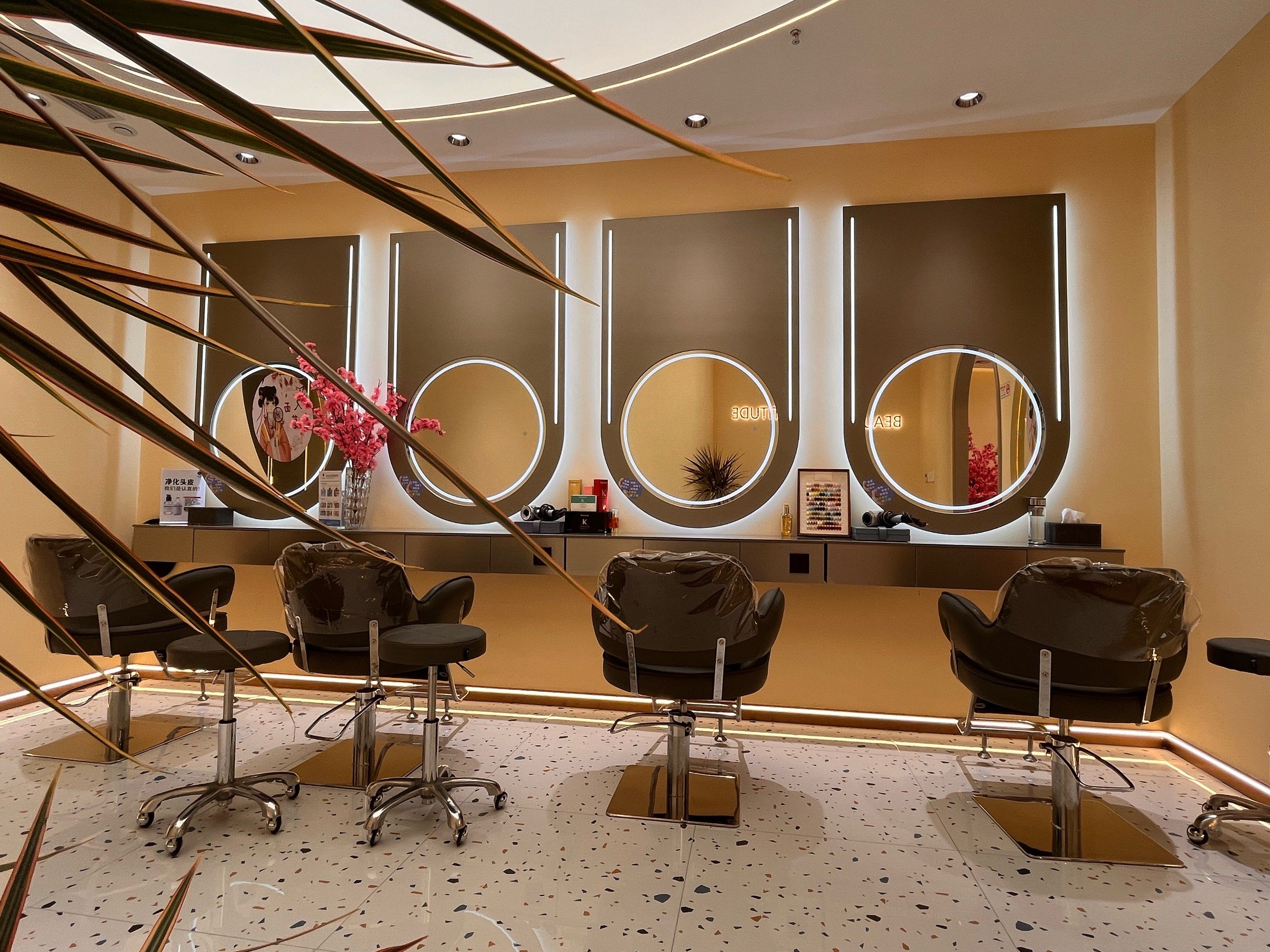 这家美容美发店环境很棒.装修时尚现代,色