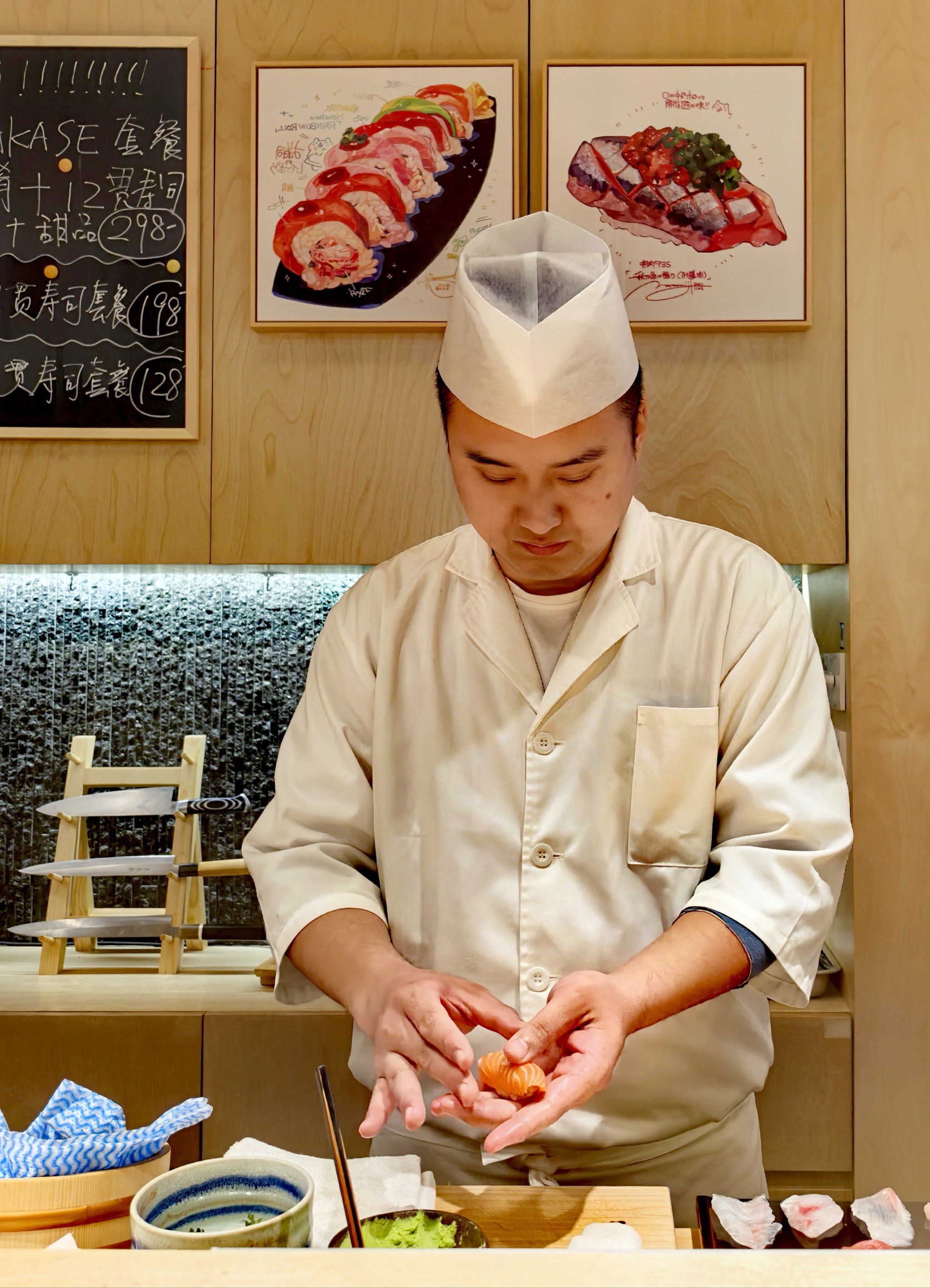 这个店就比较适合,吃几贯寿司,和板前师傅聊聊天,等待的时间就过去了