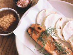 烟熏三文鱼配烤饺子皮和芥末籽酱-BOR Eatery(安福路店)