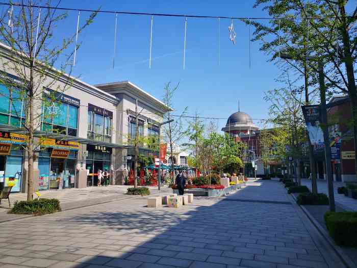 第一次来夏都小镇第一印象步行街路很宽两边建筑别具特色