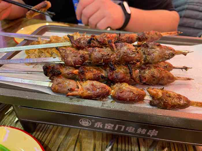永定门电烤串(常营店)-"在侠侣团购的双人餐劵,先说环境:11:3.