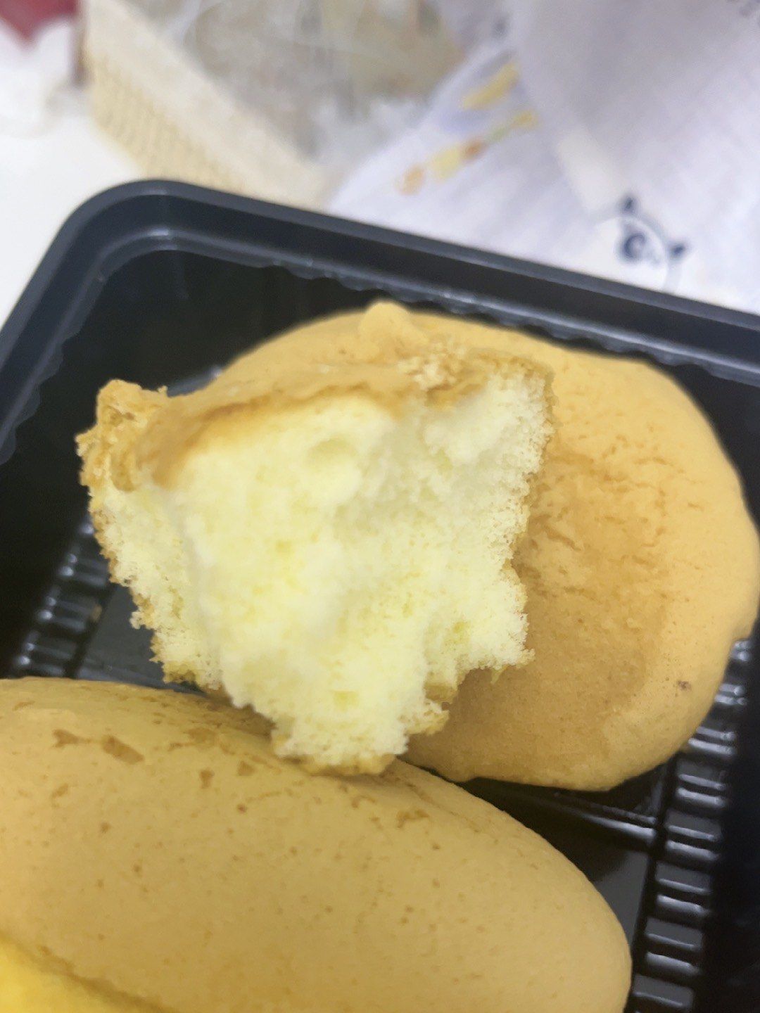 晚上肚子饿就拿个鸡蛋糕吃起来,味道不错?