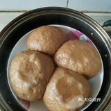 自己来学做红糖馒头，先把面粉倒进盆子，慢慢加水和面
