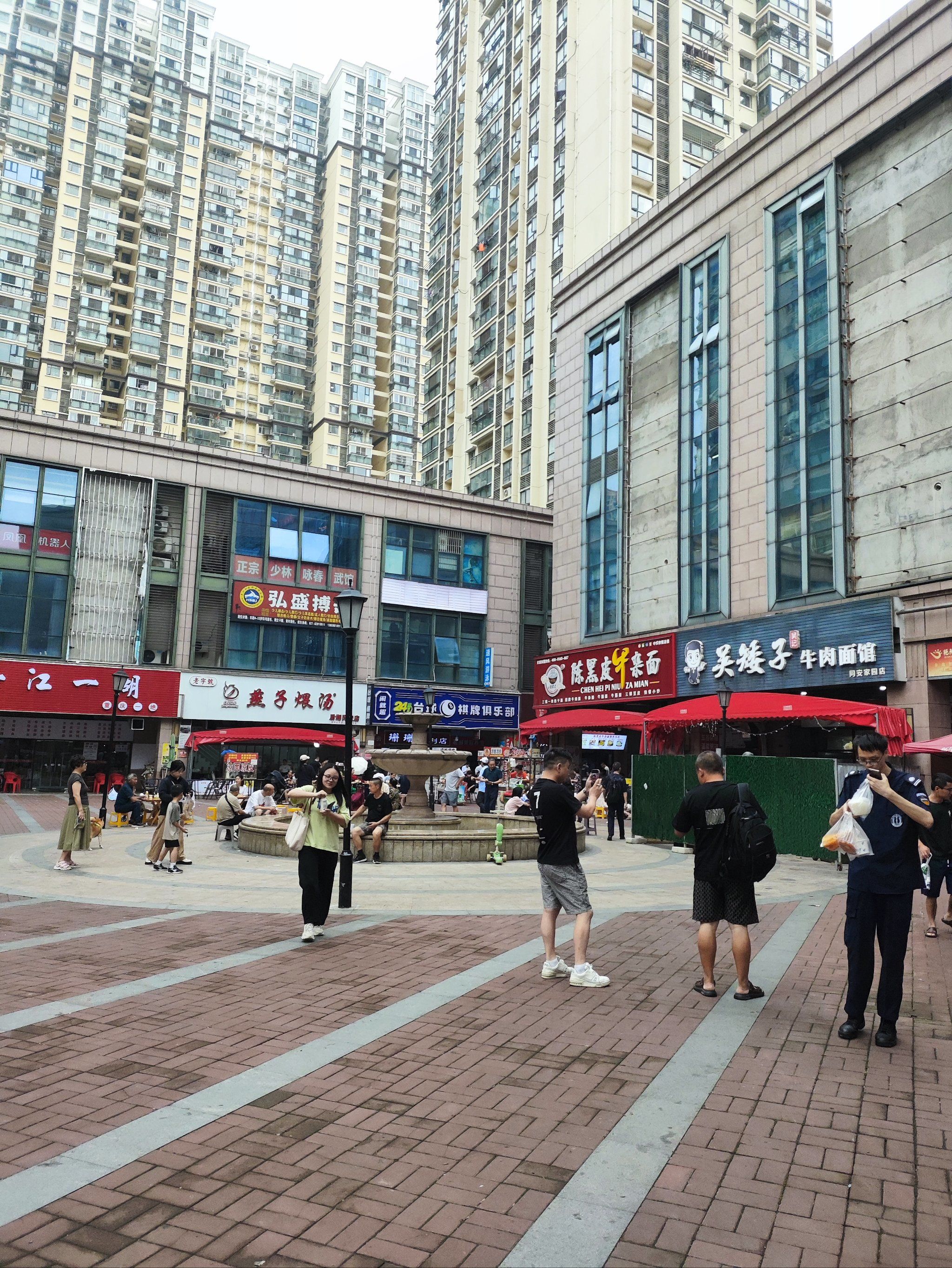 商业街的热闹时光