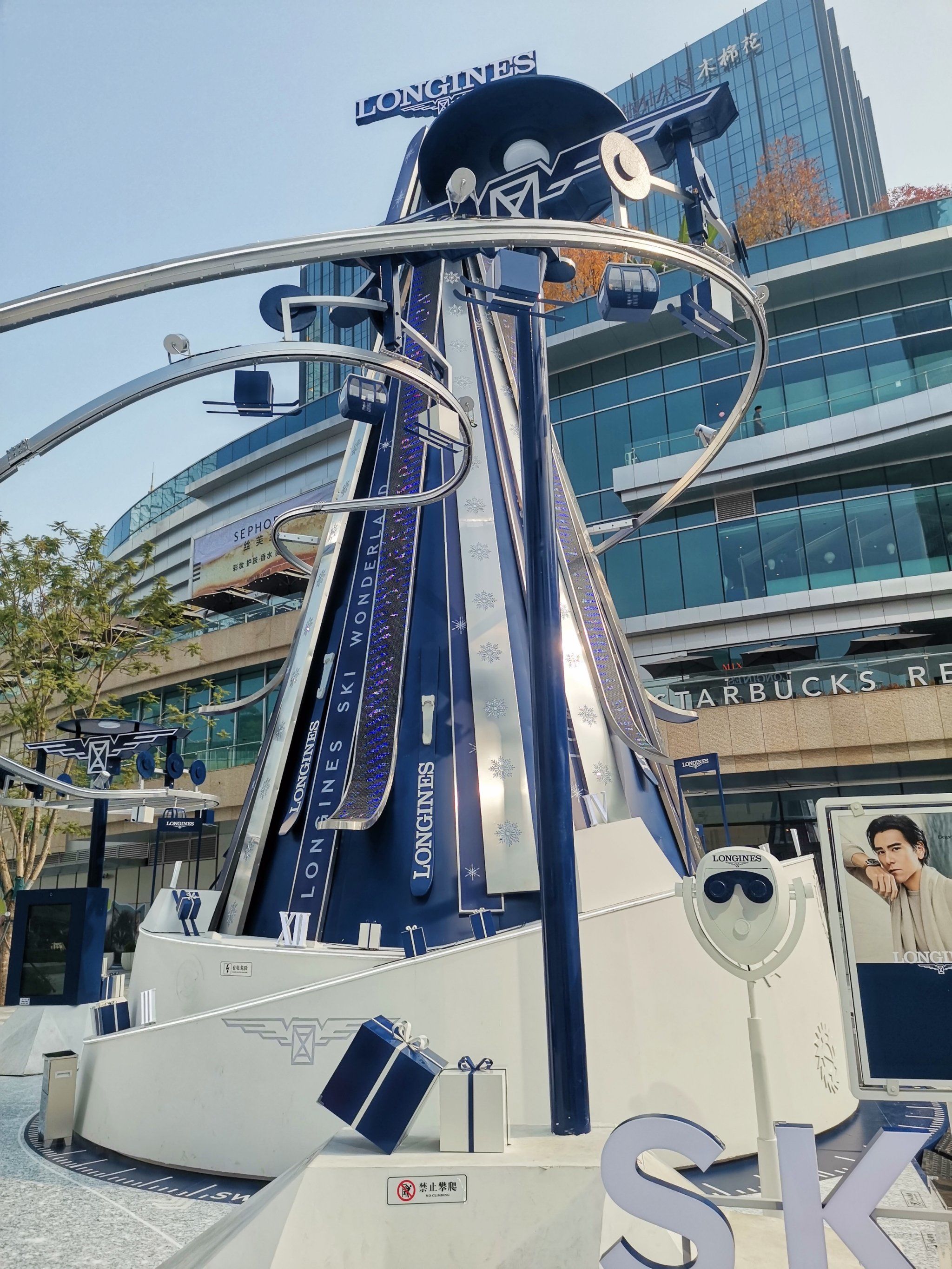 还有蓝色的摩天轮,顺山上行,仿佛一颗深蓝色的圣诞树
话说浪琴的眼