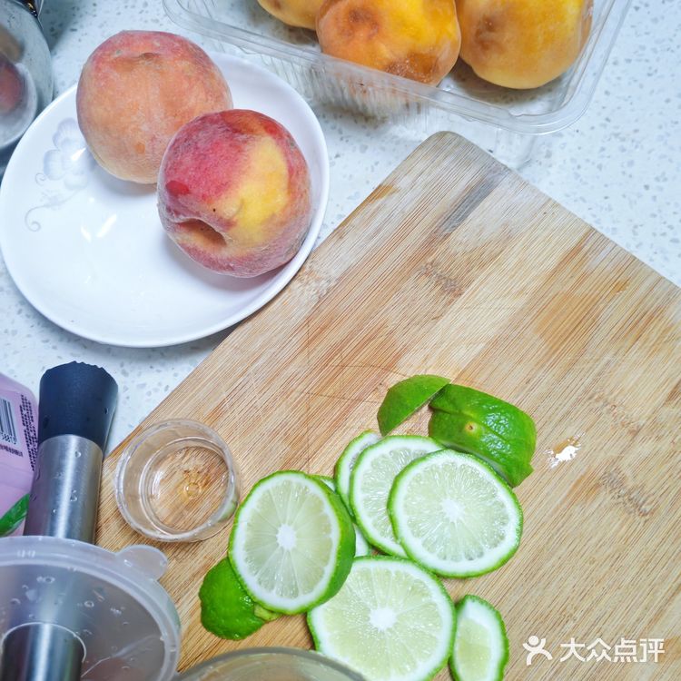 香水柠檬蜜桃果饮