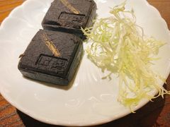 芝麻流心奶黄姑嫂饼-佬泰丰斋· 乌镇茶食餐厅