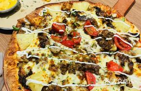 Charcoal-Grilled Beef Pizza