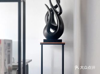 采用简单纯粹的线条勾勒空间量体，用机能化的玻璃砖创造