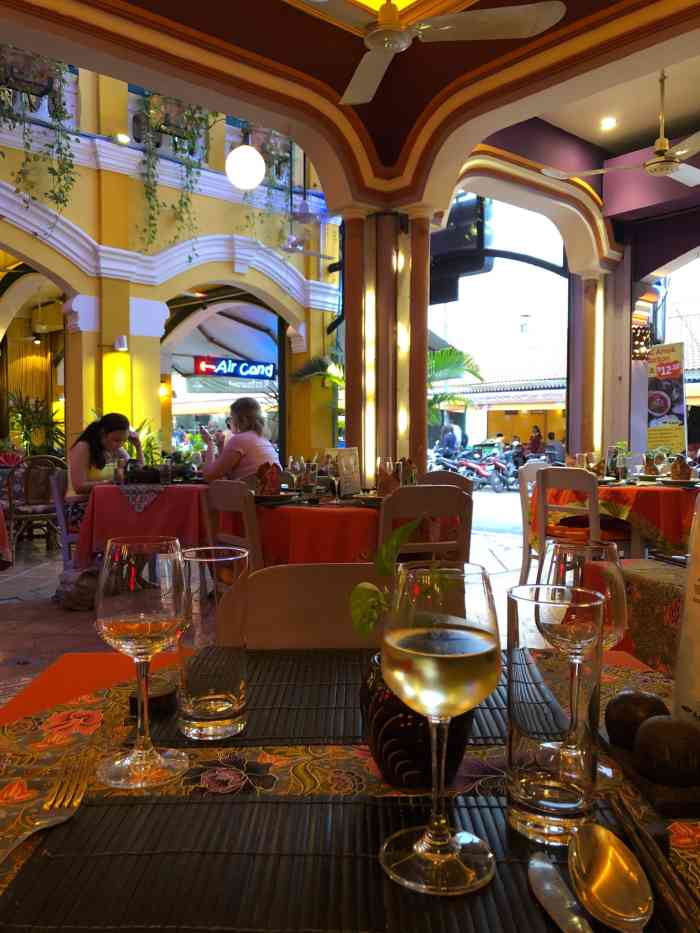 amok restaurant-"非常有,柬埔寨特色的一家餐厅了,餐厅的老.