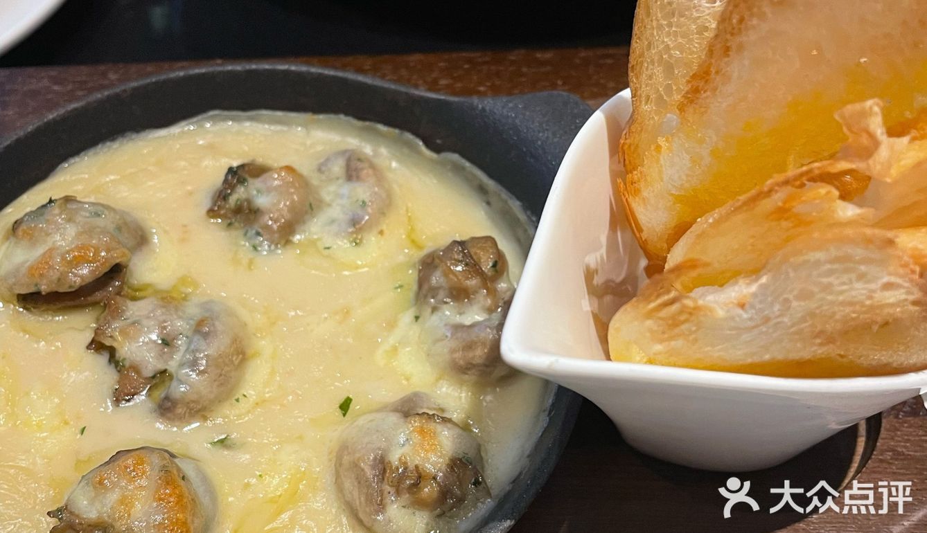 垫一点开下胃。牛肉饭比较实在，一大盘