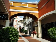 -佛罗伦萨小镇广佛名品奥特莱斯(疏港路店)