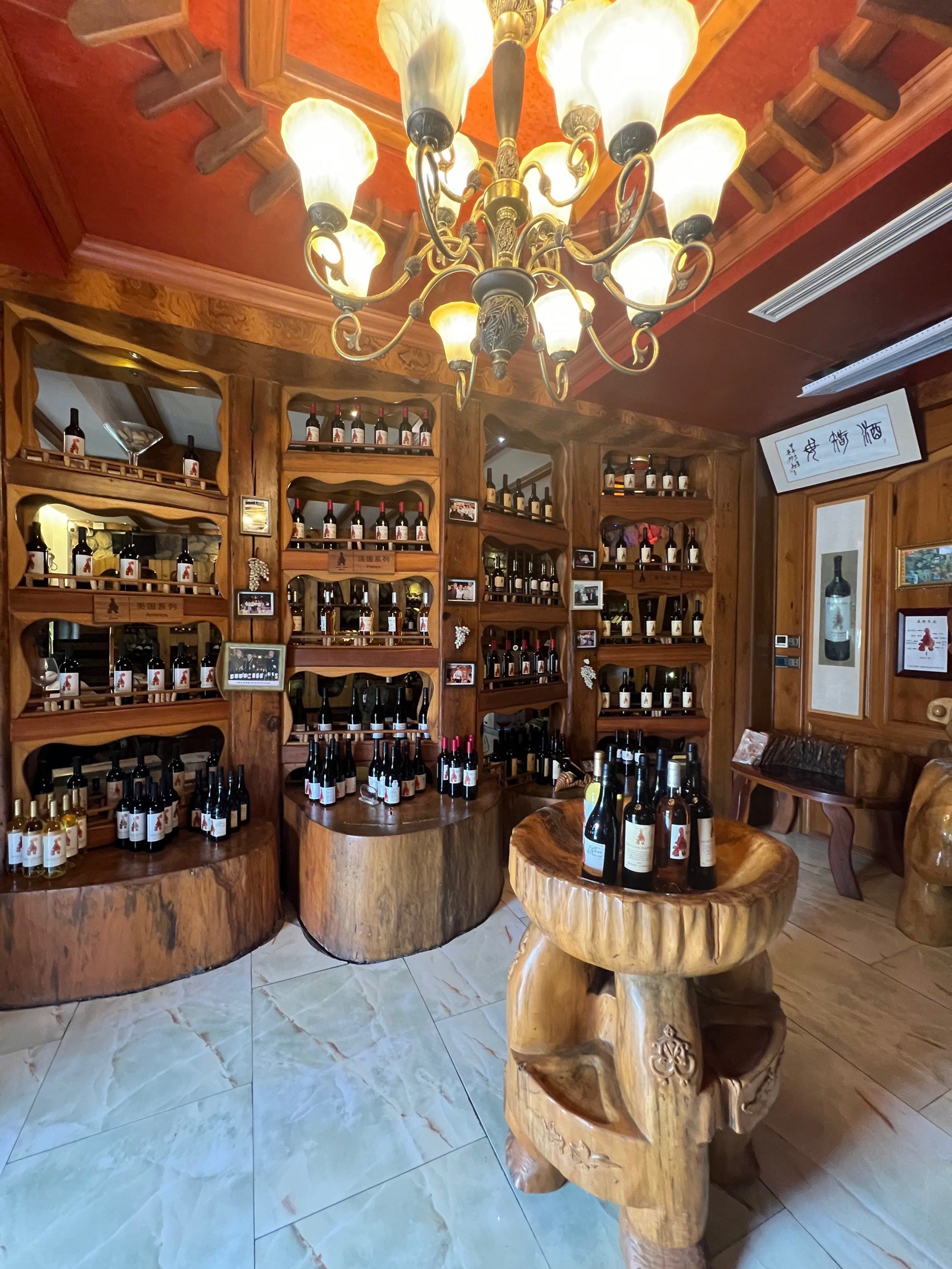 …酒馆一进门就看到陈列着琳琅满目的各国红酒