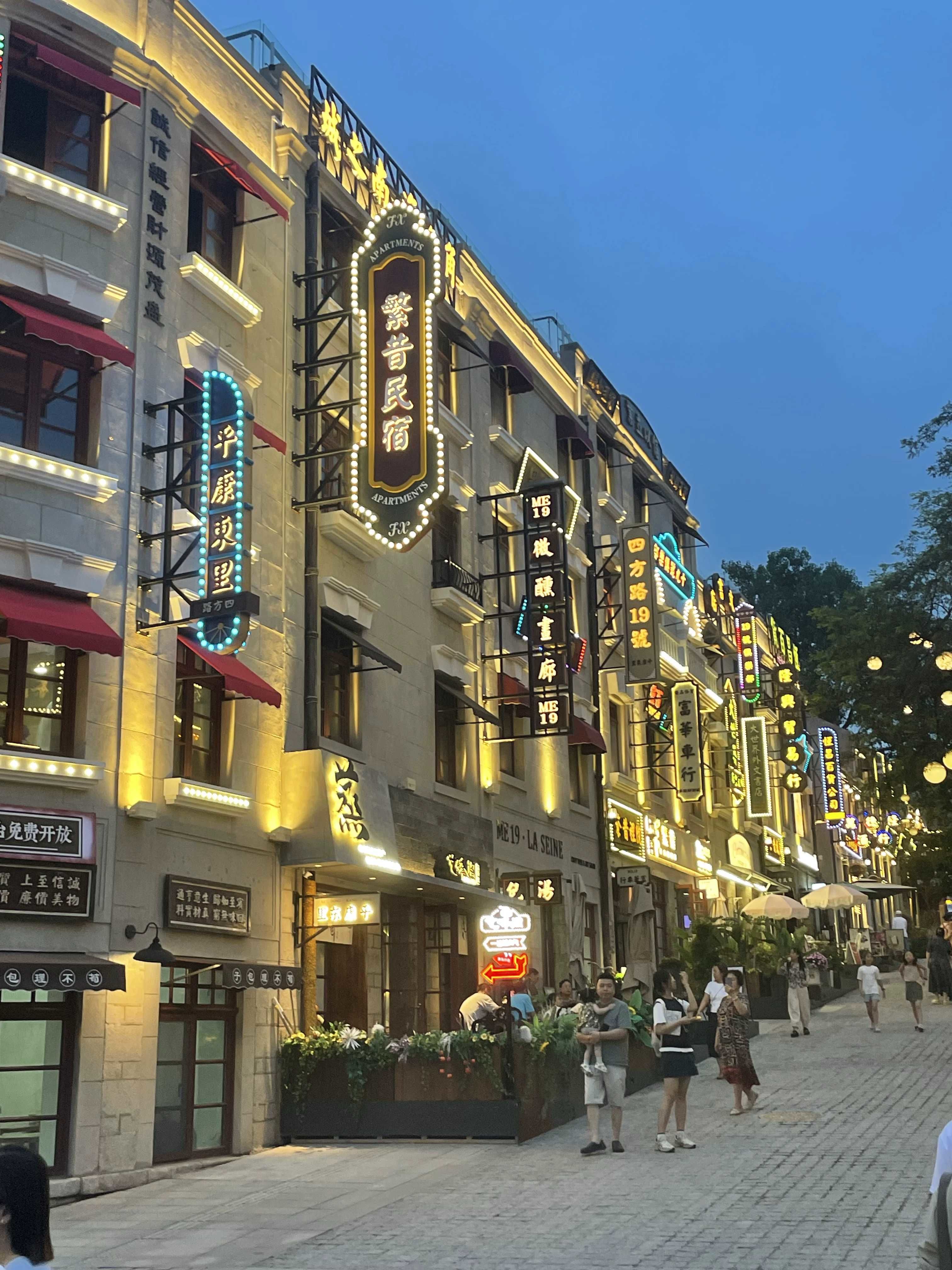 n不用去上海也可以体验到民国风情啦

里院是青岛的传统建筑,有