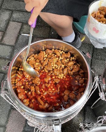 去年去重庆玩儿，在鹅岭二厂门口一个挑着扁担的哥哥那儿