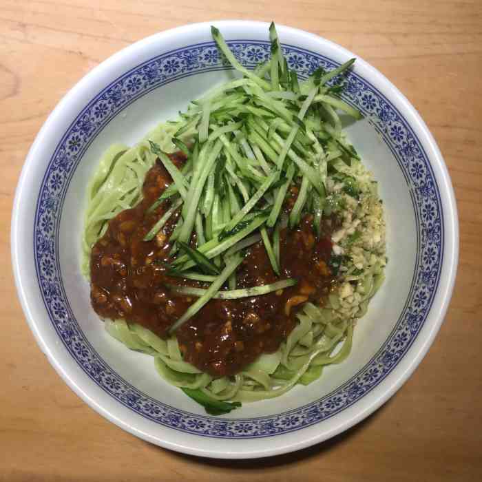 打分    /人 重新装修的仲记手擀面环境更不错了,面的味道也更不错了.