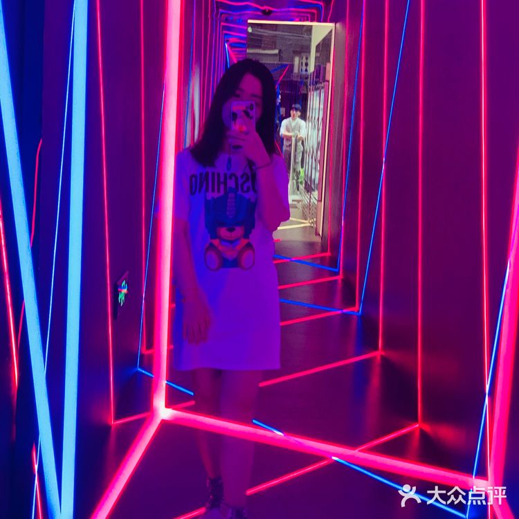 使劲凹造型拍视频，好看极了 然后是菜品