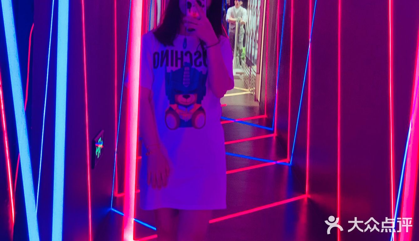 使劲凹造型拍视频，好看极了 然后是菜品