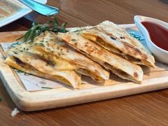 -Chom Cafe and Restaurant