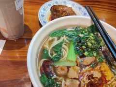 -爆炸头阿姨小四川正宗川味小吃(无任何分店)