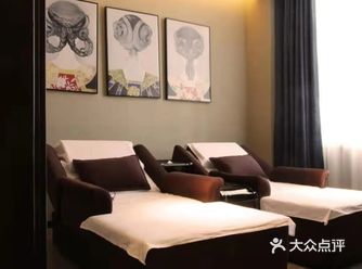 低调素雅的搭配让一切回归简洁、自然的材质与温润的基调