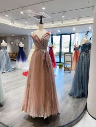 -月月婚纱礼服仓储店(王府井店)