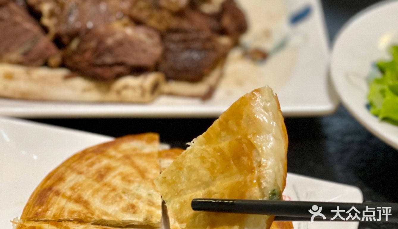 热腾腾的牛肉砂锅 四个人点了「一斤牛肉」的大锅